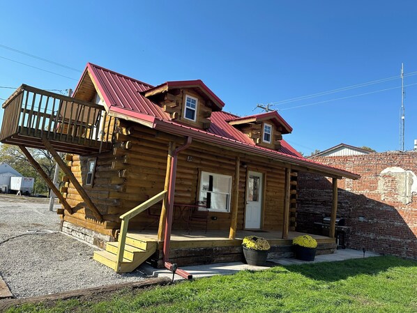 Exterior - Cozy log cabin located in downtown Moravia, Iowa.  (Moravia)