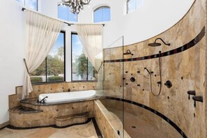 Douche, baignoire à remous, séchoir à cheveux, serviettes fournies