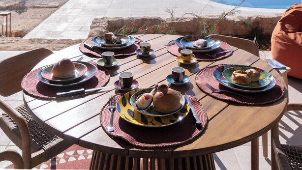 An outdoor dining area with a view of mountains and a pool. - Villa Eos  (Castellammare del Golfo)