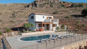 A modern two-story house with a swimming pool and outdoor seating area. - Villa Eos  (Castellammare del Golfo)