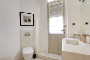 Apartment | Bathroom | Hair dryer, towels, shampoo - Cosy Apartment - 1br/2p - Ternes/arc de Triomphe (Paris)