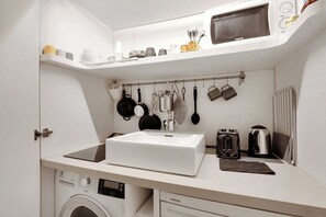 Apartment | Private kitchen - Cosy Apartment - 1br/2p - Ternes/arc de Triomphe (Paris)