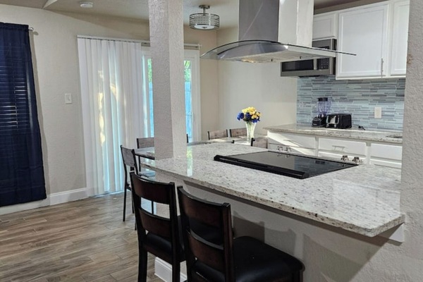 Geladeira, micro-ondas, fogão, cooktop