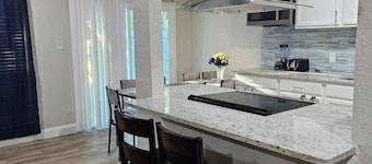 SUPERHOST. Luxury home in Haltom
City! Baby Crib,Near Lake, Parks &Golf course