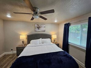 4 Schlafzimmer, Schreibtisch, Bügeleisen/Bügelbrett, Reisekinderbett