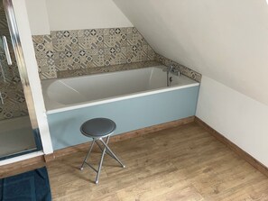 Toalhas de banho, papel higiênico