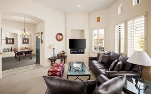 Een smart-tv, een open haard en boeken