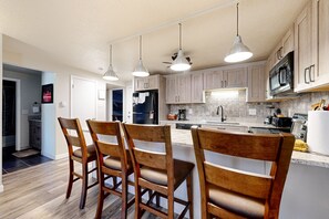 冷蔵庫、電子レンジ、オーブン、コンロ