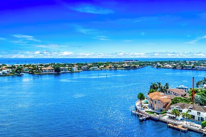 Waterfront Antique Mansion! Heated Pool+Hot Tub! 