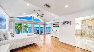 5 slaapkamers, een bureau, een strijkplank/strijkijzer, reisbedje