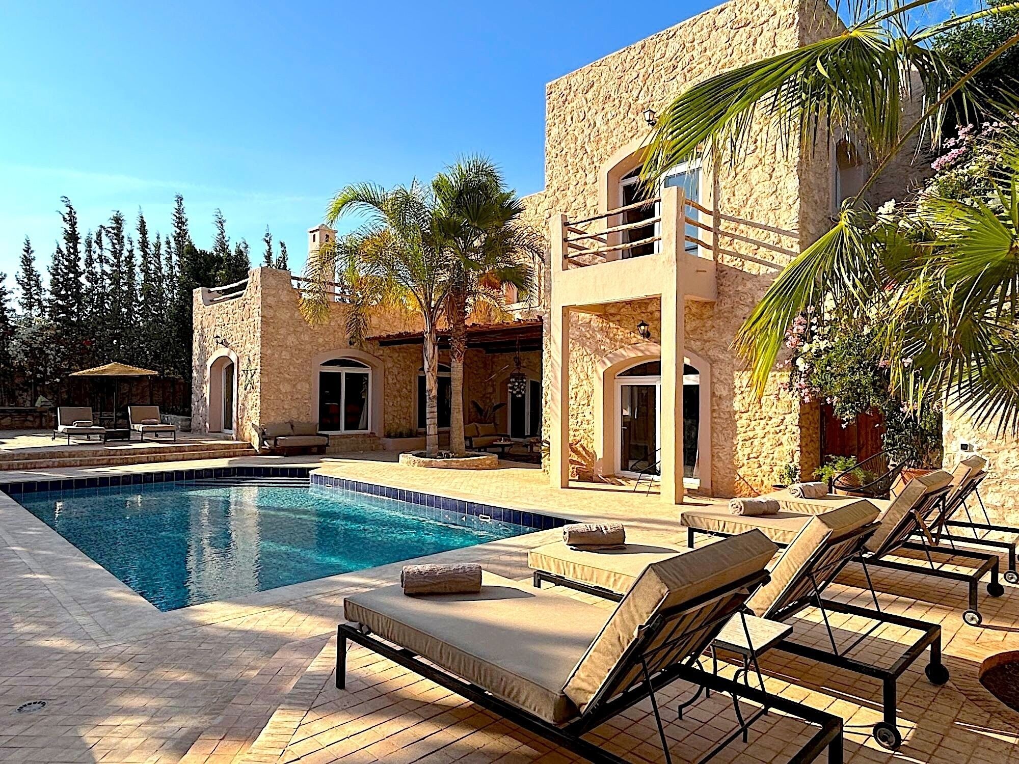 室外游泳池，恒温泳池