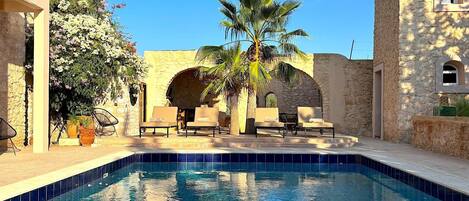 Utendørsbasseng og et oppvarmet basseng