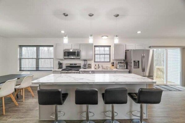 冷蔵庫、電子レンジ、オーブン、コンロ