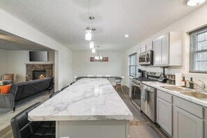 冷蔵庫、電子レンジ、オーブン、コンロ