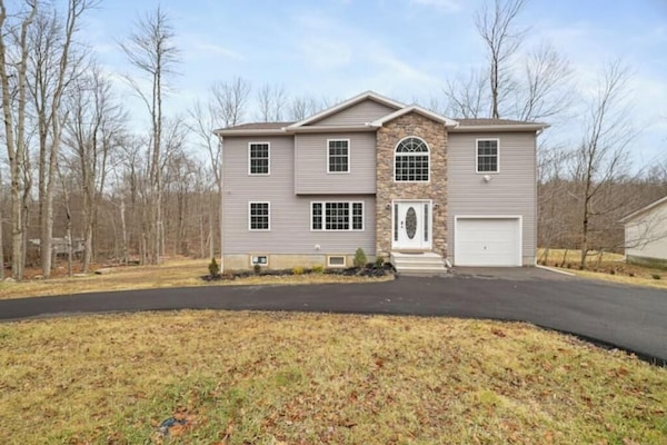 Family/Pet Friendly Pocono Home!
