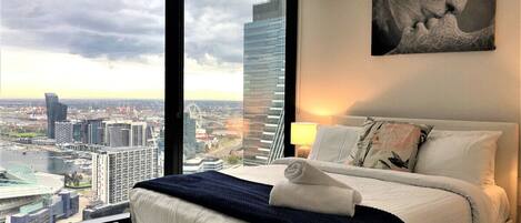 4 habitaciones, escritorio y tabla de planchar con plancha