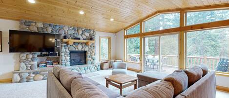 Télévision, cheminée, livres