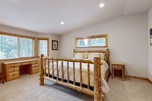 4 bedrooms, Internet, bed sheets - Spacious home with fireplace and two decks with hot tub & bbq grill (Tahoe Vista)