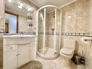 Dusche, Haartrockner, Bidet, Handtücher