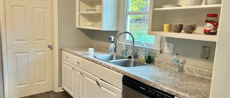 Toaster, cookware/dishes/utensils