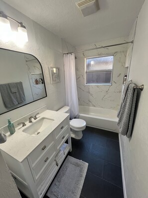 Douche, sèche-cheveux, serviettes fournies, savon