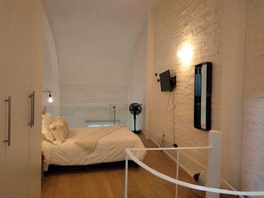 1 habitación, tabla de planchar con plancha, wifi y ropa de cama