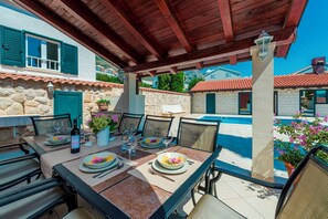 Unclassified image, 2 of 56, button