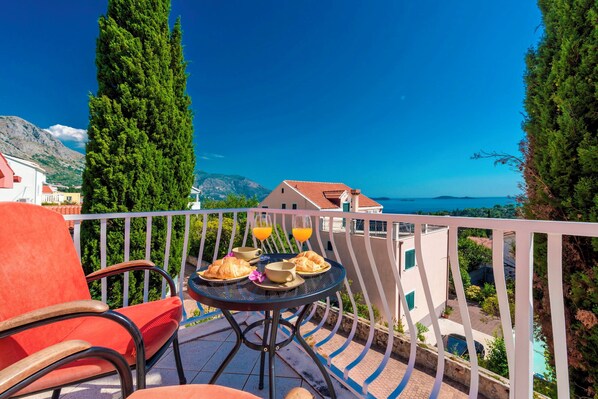 Unclassified image, 1 of 56, button