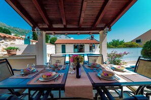 Unclassified image, 4 of 56, button