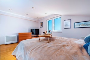 4 makuuhuonetta, silitysrauta/-lauta, ilmainen Wi-Fi, vuodevaatteet