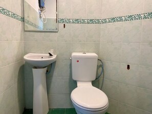 Ducha, zapatillas, toallas y jabón