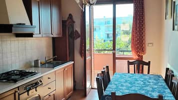 Fridge, oven, stovetop, coffee/tea maker