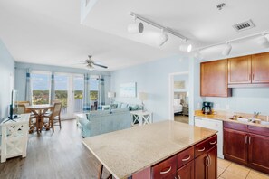 Condo, varias camas (Laketown Wharf 838) | Interior