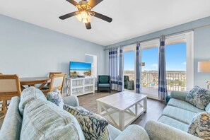 Condo, varias camas (Laketown Wharf 838) | Área de sala de estar | Televisión 