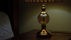 A bedside table with a lamp. - Villas Vallejuelo (Vallejuelo)