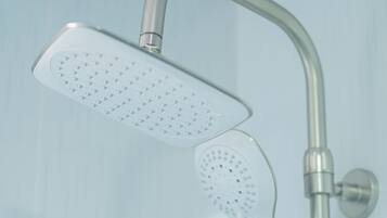 Familien-Dreibettzimmer | Badezimmer | Dusche, Handtücher, Seife, Shampoo