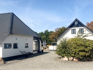 A building with a sign indicating a parking area. - 4 Star Holiday Home in Jerup (Jerup)