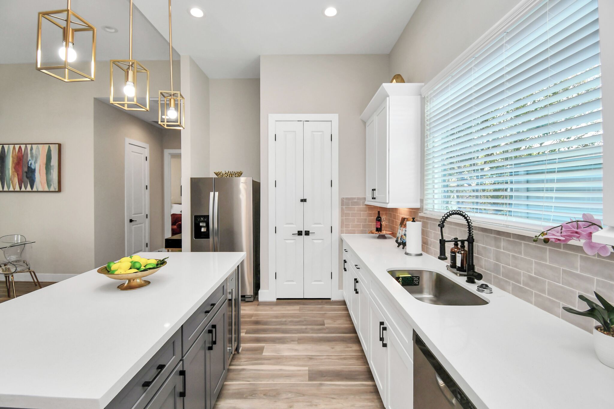 Een magnetron, een oven, een vaatwasser