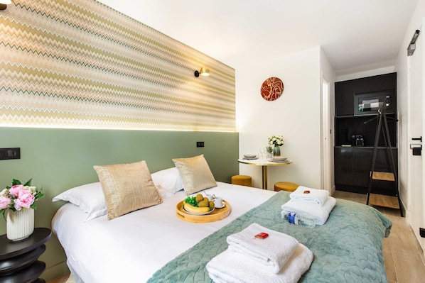 1 habitación, tabla de planchar con plancha y ropa de cama