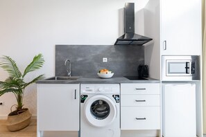 Réfrigérateur, micro-ondes, plaque de cuisson, lave-vaisselle