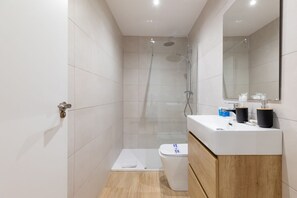 Dusj, hårføner og håndklær