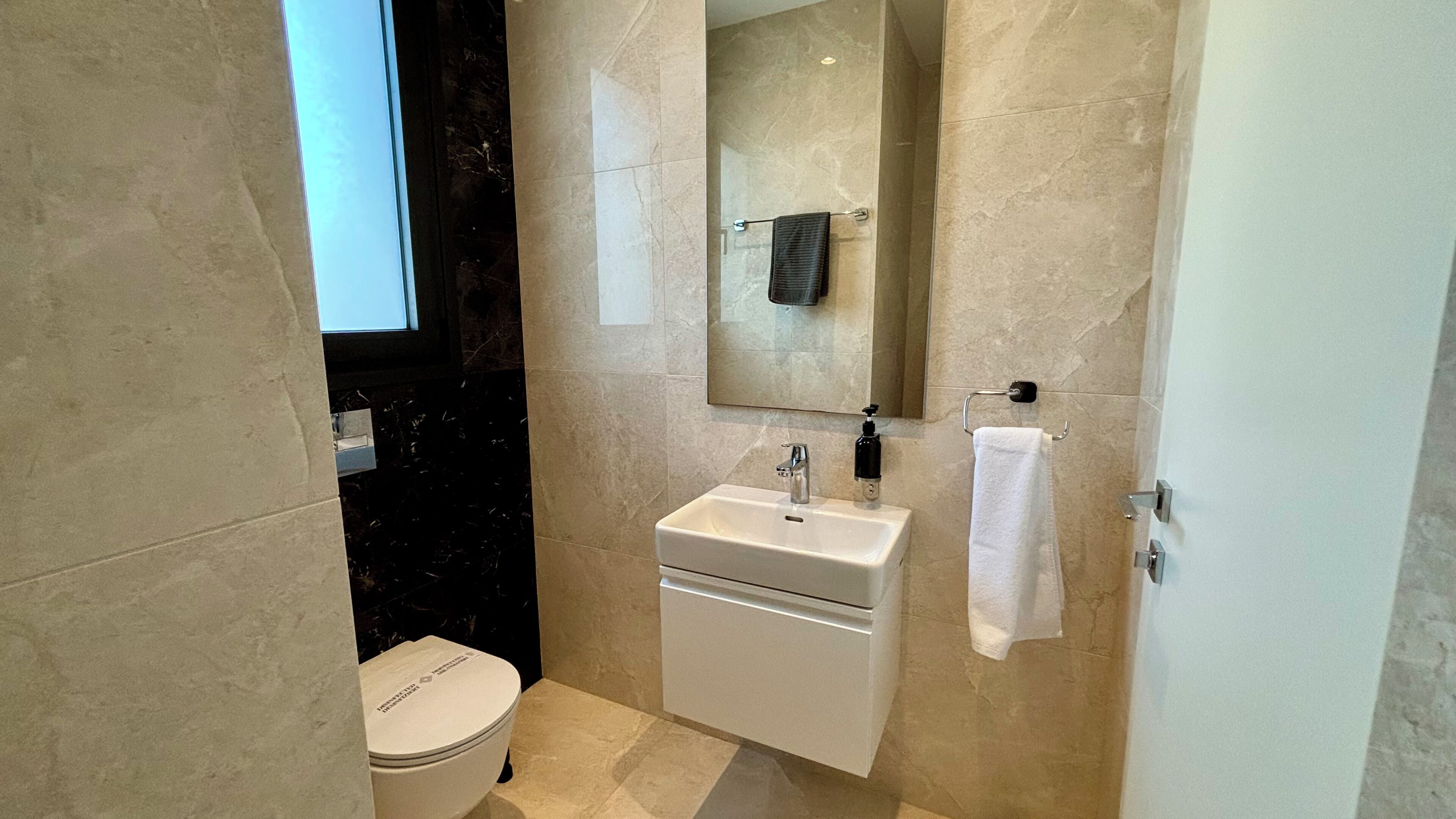 Deluxe Apartment | Bathroom | Shower, hair dryer, towels, soap