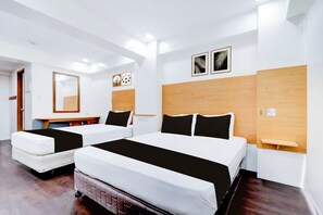 Suite Triple | Desk, free WiFi, bed sheets - Collection O BRBlock Boutique & Residences, Santa Cruz Olympia, Makati (Makati)