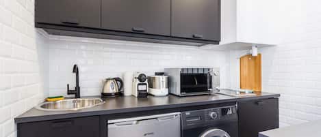 Apartamento | Cocina privada | Frigorífico, microondas, horno y placa de cocina