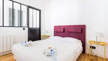 1 habitación, tabla de planchar con plancha y ropa de cama