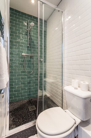 Apartment | Bathroom | Hair dryer, towels, shampoo - Modern Apt - 1bd/4p - Bastille/charonn (Paris)