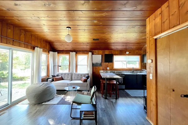 Smart-TV, peis, bøker og musikkbibliotek