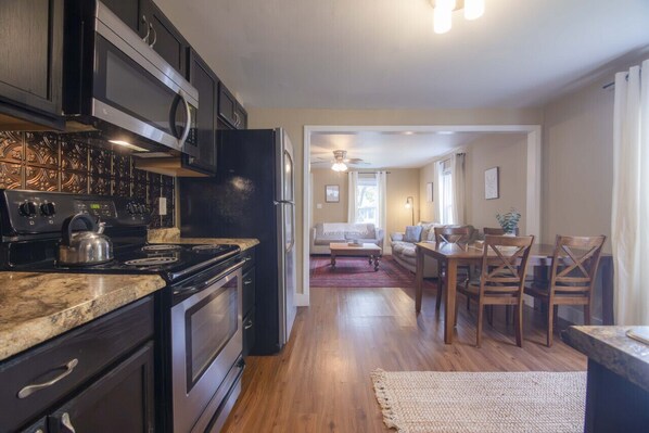 Réfrigérateur, micro-ondes, four, plaque de cuisson