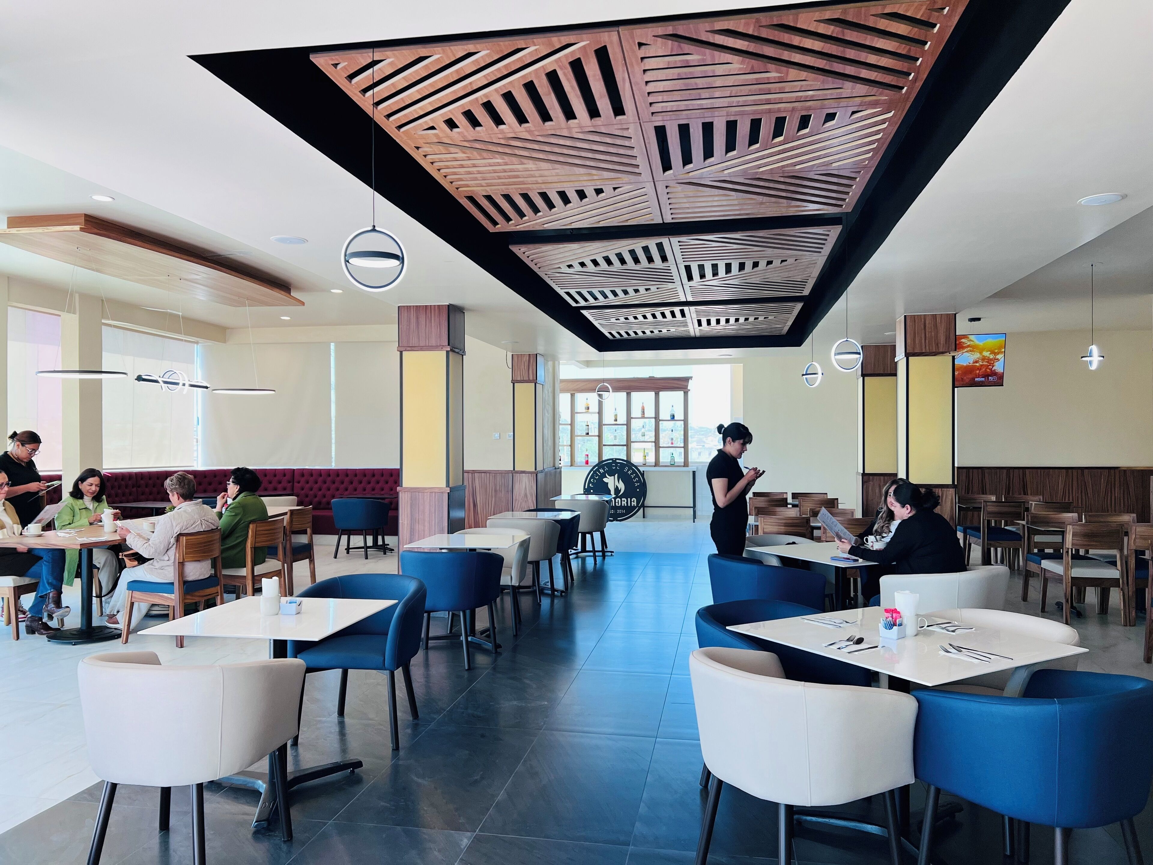 Petit déjeuner et déjeuner servis sur place