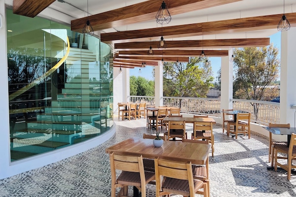 Breakfast and lunch served